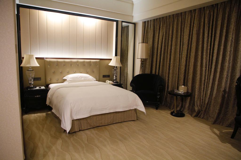 Zhongshan Lighting Era Hotel Экстерьер фото